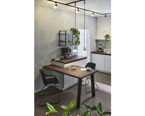 Cuisine lumineuse avec table à manger, chaises, appareils de cuisine et système d'éclairage