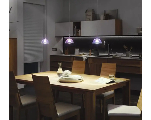 Table de salle à manger avec chaises et suspensions dans une cuisine moderne.