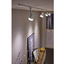 Rail de plafond avec plusieurs spots dans la pièce