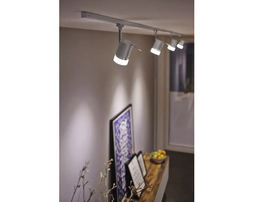 Rail de plafond avec plusieurs spots dans la pièce