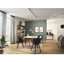 Espace de vie lumineux avec table de salle à manger, chaises, système d'étagères et éclairage