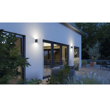 Aussenansicht eines Hauses mit Garten und beleuchteten Wandleuchten