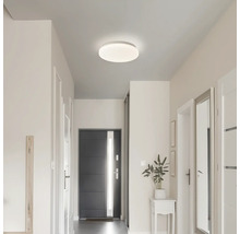 Couloir avec plafonnier rond et porte d'entrée