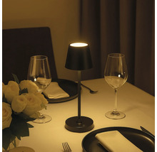 Dekorativer Tisch mit Tischleuchte, Geschirr und Blumenvase