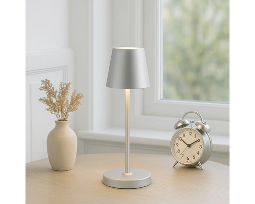 Dekorative Tischleuchte aus Metall mit Lampenschirm auf einem Tisch