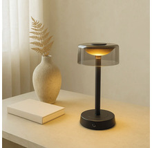 Dekorative Tischleuchte neben Buch und Vase