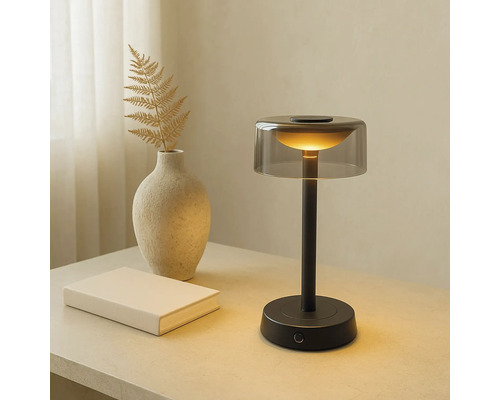 Dekorative Tischleuchte neben Buch und Vase