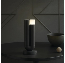 Dekorative Tischleuchte auf einem runden Tisch