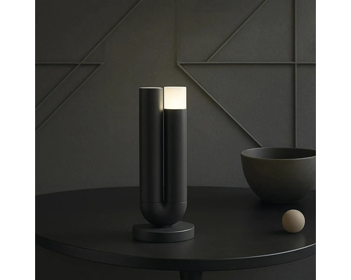 Dekorative Tischleuchte auf einem runden Tisch