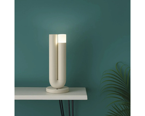 Dekorative Tischleuchte auf einem Tisch