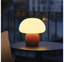 Pilzförmige Tischleuchte auf einem Tisch im Freien.
