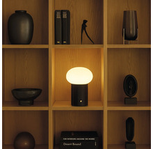 Regal mit Dekorationsgegenständen und einer Tischleuchte