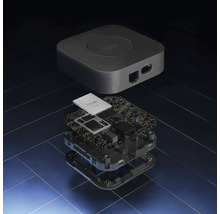 Explosionsdarstellung einer Philips Hue Bridge mit Gehäuse und interner Platine samt elektronischen Bauteilen.