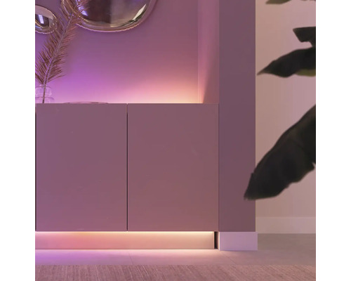 Buffet moderne avec éclairage indirect pour une ambiance chaleureuse.