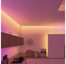 Moderne Küche mit LED-Beleuchtung für stimmungsvolles Ambiente.