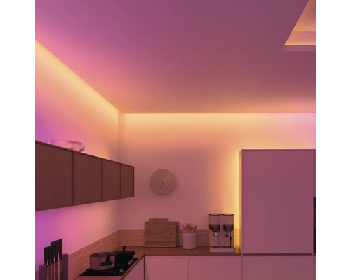 Moderne Küche mit LED-Beleuchtung für stimmungsvolles Ambiente.