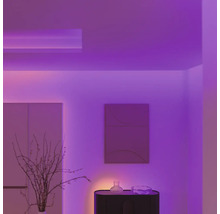 Innenraum mit LED-Beleuchtung, Kommode und Dekoration