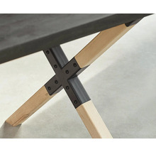 Vue détaillée d'une table avec pieds en bois et raccords métalliques