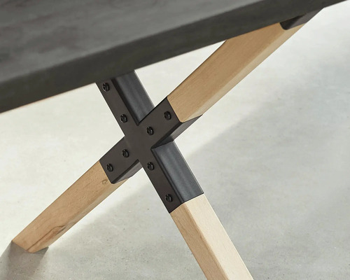 Vue détaillée d'une table avec pieds en bois et raccords métalliques