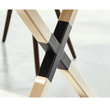 Gros plan sur le pied d'une chaise en bois avec renfort