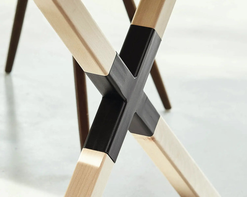 Gros plan sur le pied d'une chaise en bois avec renfort