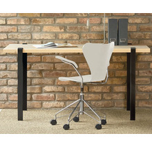 Arbeitszimmer mit Schreibtisch, Bürostuhl und Ordnern vor einer Ziegelwand