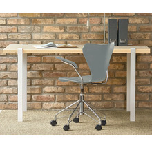 Bureau avec chaise de bureau devant un mur de briques