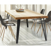 Table de salle à manger avec plateau en bois et chaises dans la salle à manger