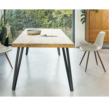 Table de salle à manger en bois avec pieds en métal et chaises dans une pièce lumineuse