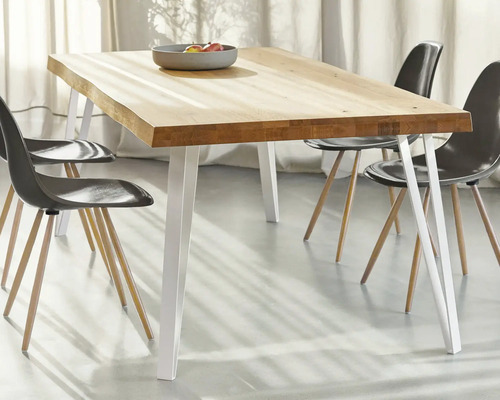 Esstisch mit Holzplatte und Metallbeinen mit Stühlen