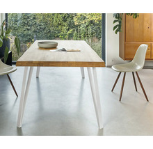 Esstisch mit Platte aus Holz und weißen Beinen im Esszimmer.