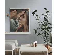 Salon avec photo d'un couple, table, plante et lampe