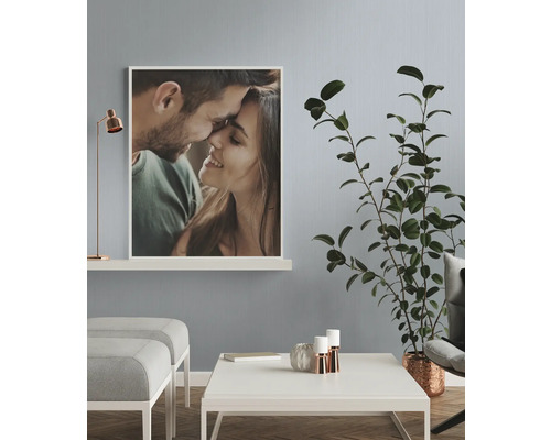 Salon avec photo d'un couple, table, plante et lampe