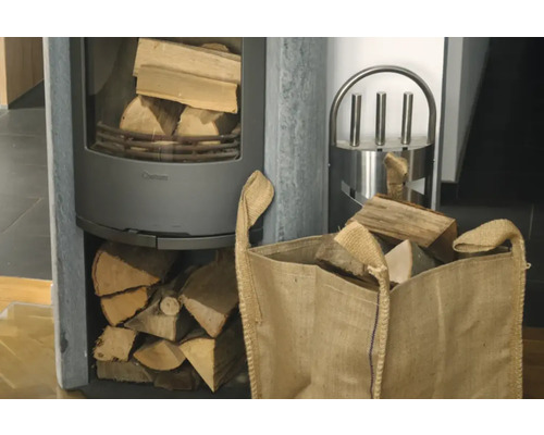 Poêle à bois avec bois de chauffage et panier à bois