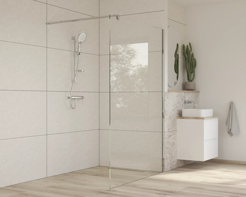 Badezimmer mit Duschabtrennung aus Glas und Waschtisch