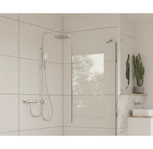 Douche à l'italienne avec mitigeur thermostatique de douche, douche de tête et douchette dans une salle de bains moderne