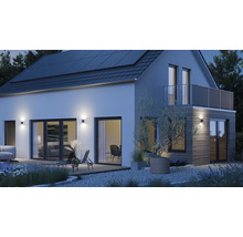 Modernes Haus mit Solarzellen auf dem Dach, Aussenbeleuchtung und Gartenmöbeln