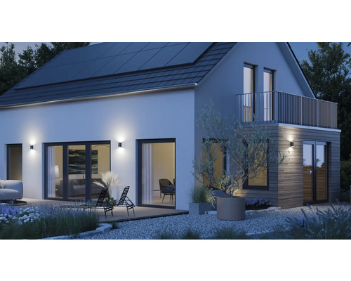 Modernes Haus mit Solarzellen auf dem Dach, Aussenbeleuchtung und Gartenmöbeln