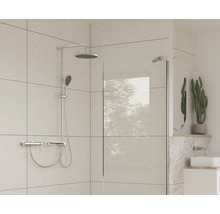 Badezimmer mit Duschabtrennung, Thermostatbatterie und Kopfbrause