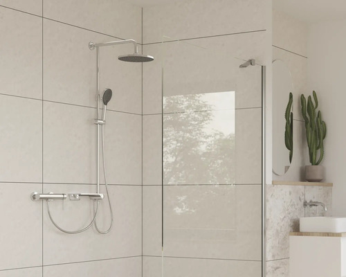 Badezimmer mit Duschabtrennung, Thermostatbatterie und Kopfbrause