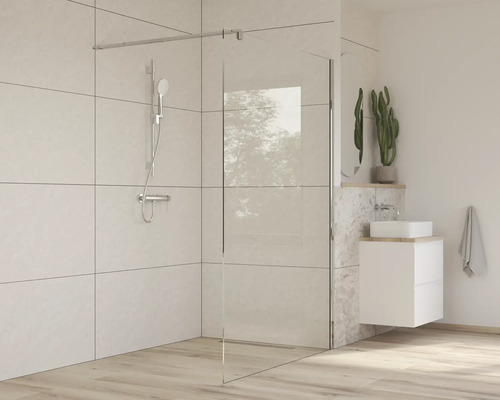 Badezimmer mit ebenerdiger Dusche, Duscharmatur und Waschtisch