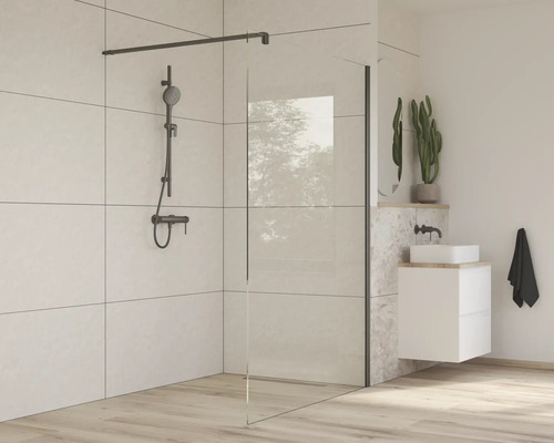 Salle de bains avec paroi de douche, robinetterie de douche et lavabo