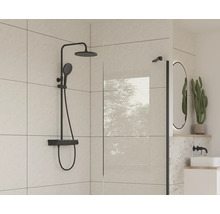 Système de douche avec douchette de tête et douchette à main dans une salle de bain moderne