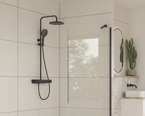 Système de douche avec douchette de tête et douchette à main dans une salle de bain moderne