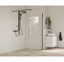 Salle de bain moderne avec douche à l'italienne, robinetterie de douche noire et lavabo