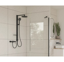 Salle de bains moderne avec robinetterie de douche noire et paroi en verre.