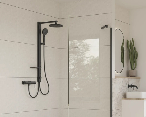 Salle de bains moderne avec robinetterie de douche noire et paroi en verre.