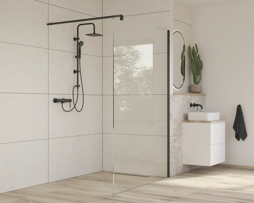 Salle de bain moderne avec paroi de douche, robinetterie de douche et meuble-lavabo