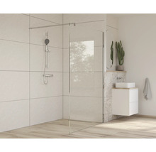 Salle de bain avec cabine de douche, lavabo et robinet