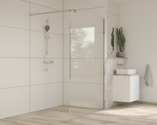 Salle de bain avec cabine de douche, lavabo et robinet